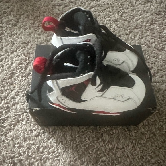 Jordan Toddler's True Flight White/Varsity Red-Black. - Picture 2 of 5